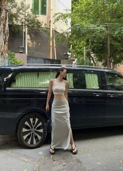 Outfit đi biển - Áo croptop phối cùng chân váy midi xẻ tà