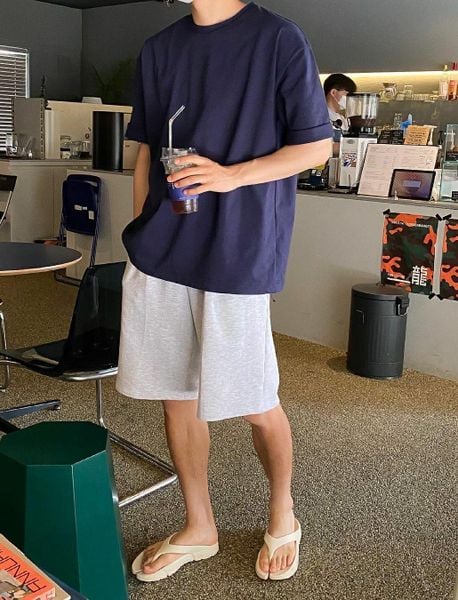 Outfit đi biển - Áo thun trơn phối cùng quần short và dép xỏ ngón