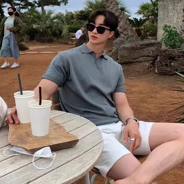 Outfit đi biển - Áo polo kết hợp với quần short kaki
