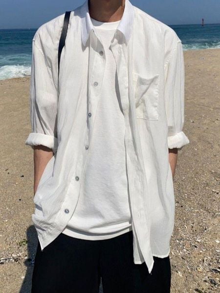 Outfit đi biển - Áo sơ mi trắng mở cúc diện cùng quần short