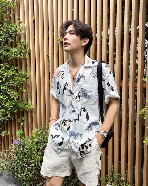 Outfit đi biển - Áo sơ mi họa tiết tropical mix cùng quần short trơn