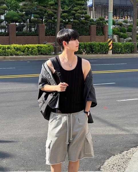 Outfit đi biển - Áo ba lỗ đi kèm quần short thể thao