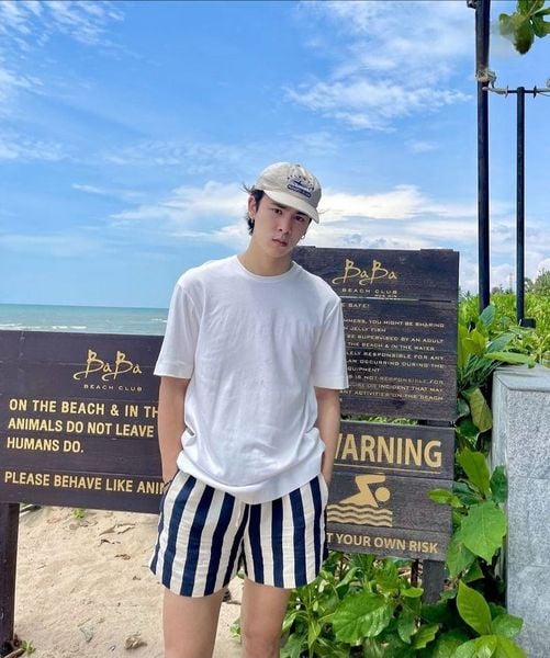 Outfit đi biển - Quần bơi phối với áo thun hoặc áo ba lỗ mỏng