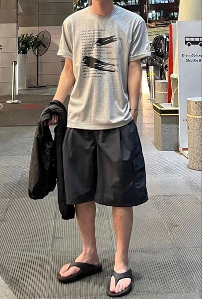Outfit đi biển - Áo thun oversize kết hợp cùng quần short rộng