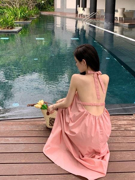Outfit đi biển - Diện đầm hở lưng dáng dài chảy rủ quyến rũ