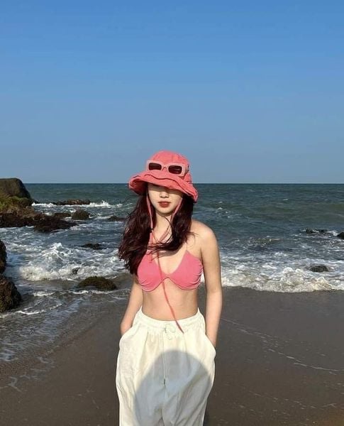 Outfit đi biển - Áo bra hoặc bikini top diện cùng quần ống rộng linen