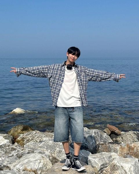 Áo ba lỗ đi cùng sơ mi khoác mở và quần short jean