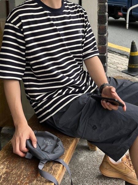 Áo thun kẻ ngang kết hợp với quần short trơn