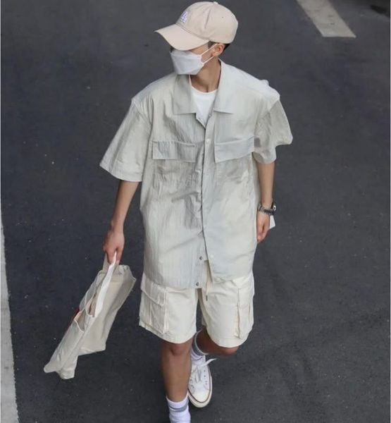 Sơ mi camp-collar đi cùng quần short túi hộp