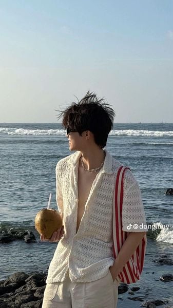 Áo crochet mỏng phối cùng short linen và nón cối