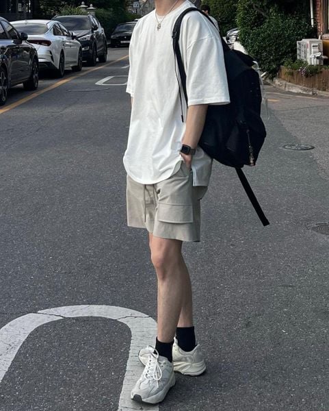 Áo thun trơn phối cùng quần short kaki và sneaker trắng