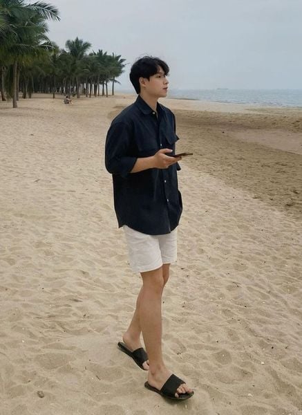 Áo sơ mi linen kết hợp với quần short vải và dép slide