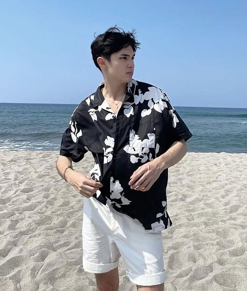 Sơ mi tay ngắn họa tiết nhã phối cùng quần trắng