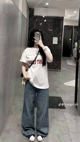 Outfit đi concert - Áo thun graphic và quần jeans ống suông