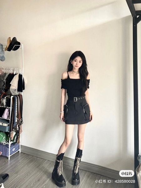 Outfit đi concert - Áo hai dây cùng chân váy mini