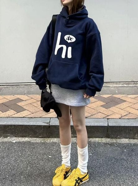 Outfit đi concert - Hoodie mỏng, chân váy hoặc quần short