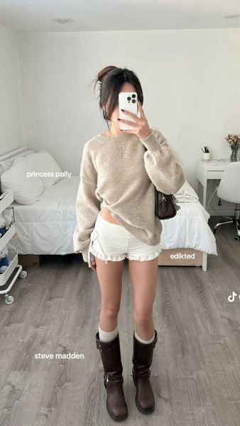 Outfit đi Đà Lạt - Sweater trung tính kết hợp với quần short dạ và boots cao gối