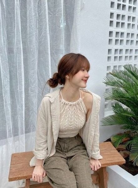 Outfit đi Đà Lạt - Áo bra len phối cùng sơ mi khoác ngoài và quần cargo mềm