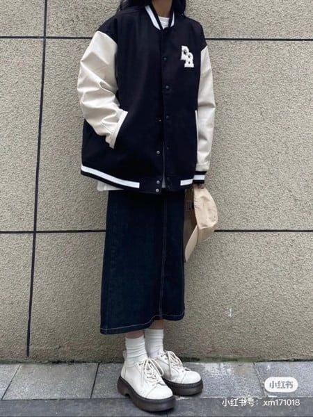 Outfit đi Đà Lạt - Áo khoác bomber đi cùng đầm suông và sneaker cổ thấp