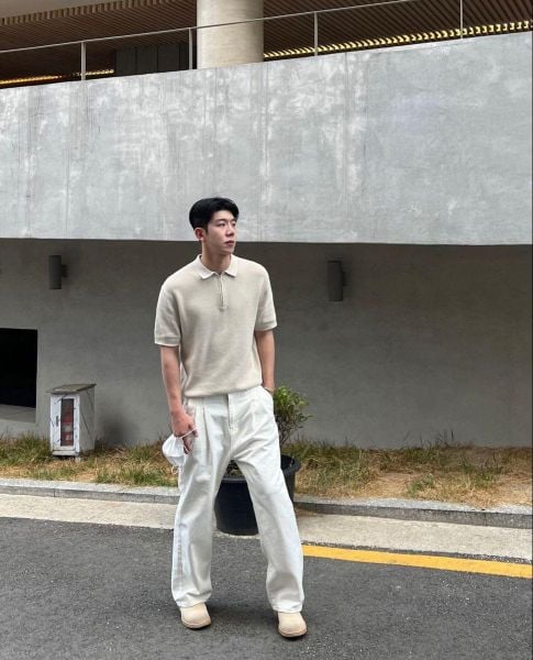 Outfit đi Đà Lạt - Polo dệt kim đi cùng quần chinos và sneaker trắng
