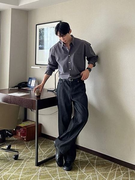 Outfit đi Đà Lạt - Sơ mi Oxford kết hợp với quần tây đứng dáng và loafer