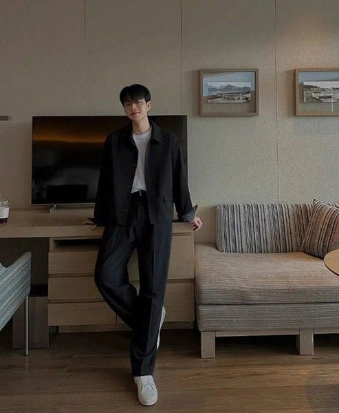 Outfit đi Đà Lạt - Blazer navy đi cùng áo thun trắng và quần đen