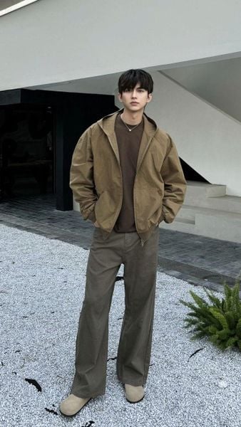 Outfit đi Đà Lạt - Áo khoác overshirt kết hợp với quần chinos và boots da lộn