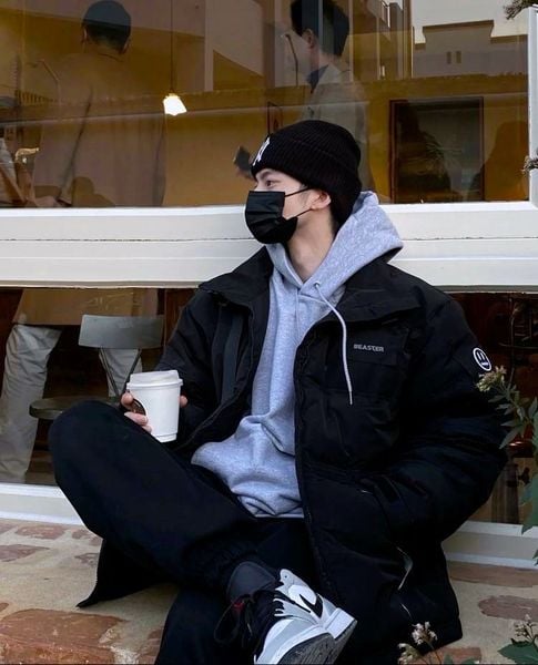 Outfit đi Đà Lạt - Áo hoodie gọn phối cùng quần jogger nỉ và áo khoác gió nhẹ