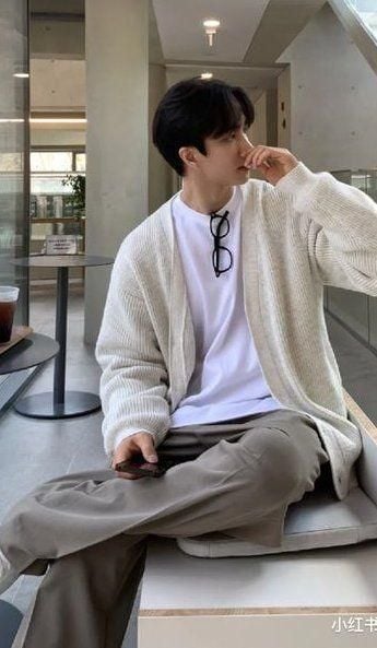 Outfit đi Đà Lạt - Cardigan nam đi cùng áo thun trơn và quần tây cropped