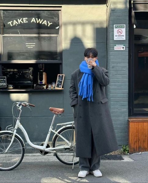 Outfit đi Đà Lạt - Set đơn sắc trung tính đi cùng giày mũi gọn và khăn len mảnh