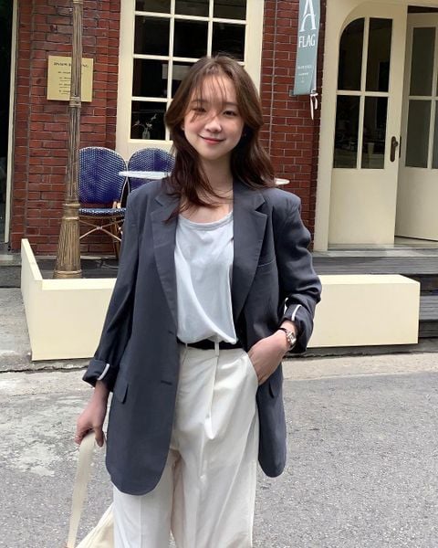 Outfit đi Đà Lạt - Blazer không cấu trúc phối cùng áo thun trơn và quần tây suông