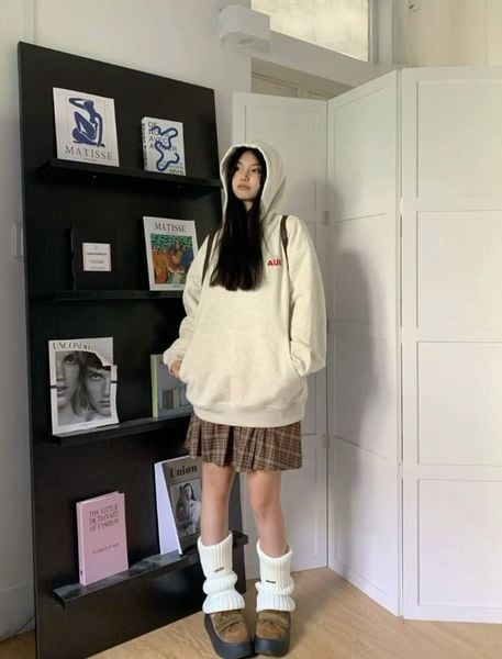 Outfit đi Đà Lạt - Hoodie basic kết hợp với chân váy chữ A và tất cao cổ