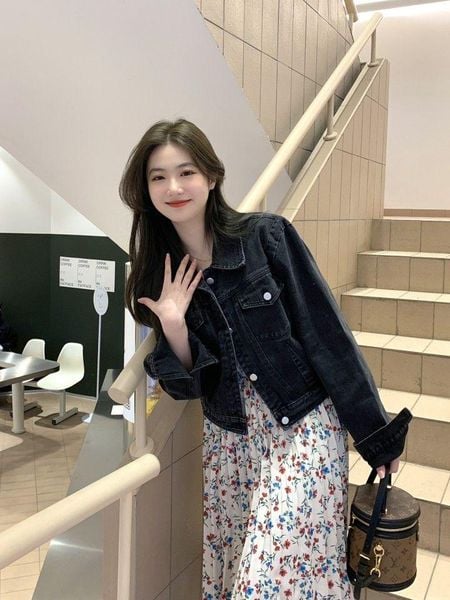 Outfit đi Đà Lạt - Áo khoác denim đi cùng váy hoa nhí và loafer mũi gọn