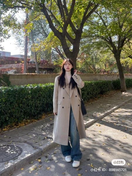 Outfit đi Đà Lạt - Áo cổ lọ mỏng phối cùng quần ống rộng và trench coat nhẹ