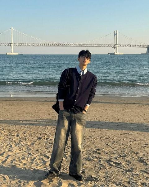 Outfit đi đám cưới nam - Áo len mỏng kết hợp sơ mi kết hợp quần jeans ống đứng