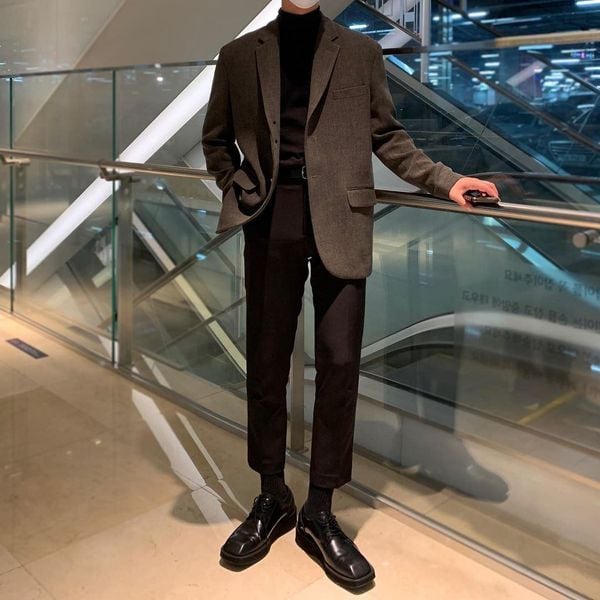 Outfit đi đám cưới nam - Áo cổ lọ mỏng kết hợp quần âu kết hợp blazer