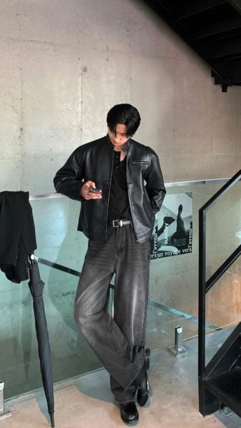 Outfit đi đám cưới nam - Áo khoác da kết hợp áo thun kết hợp quần jeans đen