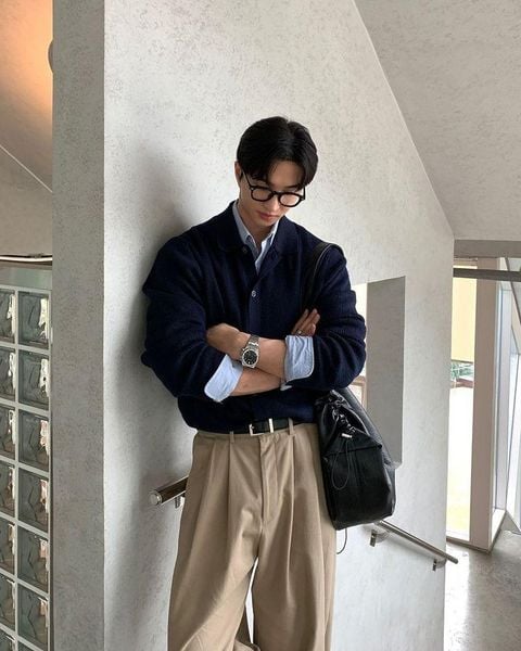 Outfit đi đám cưới nam - Áo cardigan kết hợp sơ mi kết hợp quần chinos