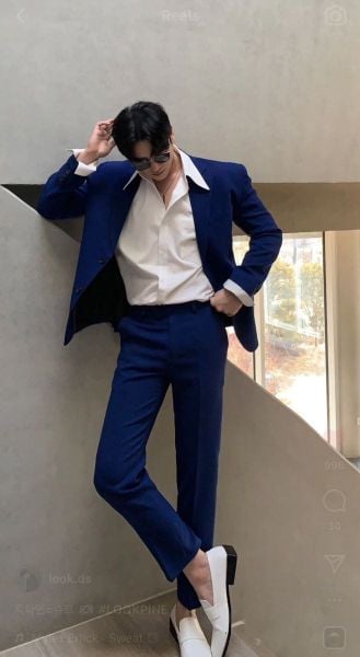 Outfit đi đám cưới nam - Suit xanh đậm kết hợp sơ mi trắng không cà vạt