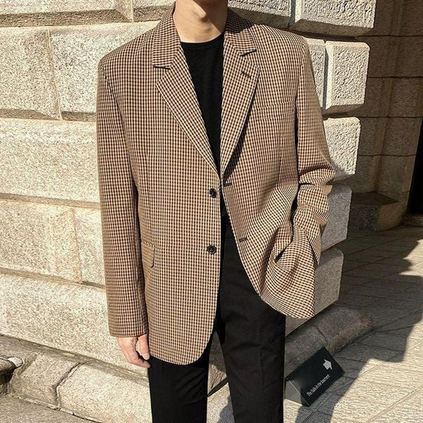 Outfit đi đám cưới nam - Blazer caro nhẹ kết hợp áo thun trơn kết hợp quần tây