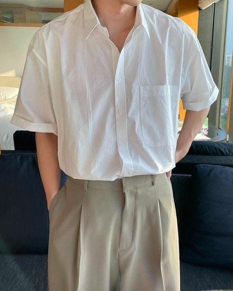 Outfit đi đám cưới nam - Sơ mi trắng cổ trụ kết hợp quần chinos be kết hợp thắt lưng da