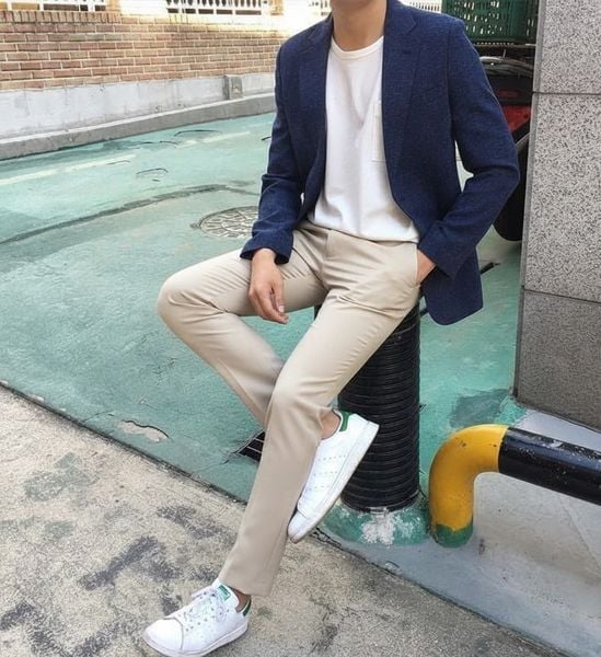 Outfit đi đám cưới nam - Blazer navy kết hợp áo thun trơn kết hợp quần chinos be