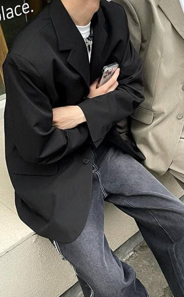 Outfit đi đám cưới nam - Áo blazer kết hợp quần jeans tối màu kết hợp giày monk strap