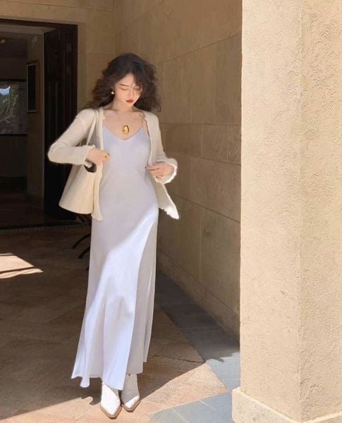 Outfit đi Huế - Áo cardigan mỏng phối cùng váy slip satin dáng dài