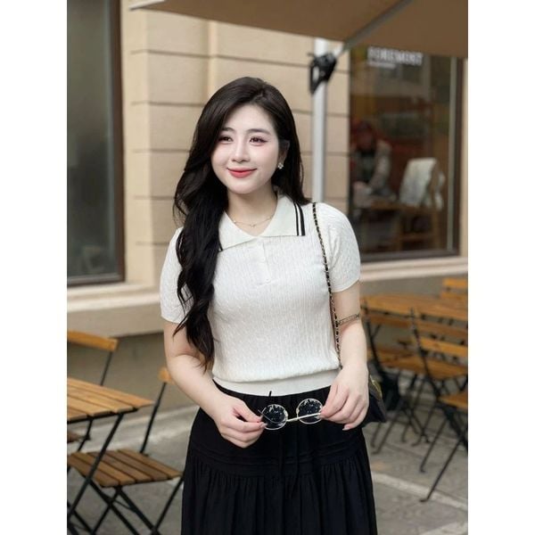Outfit đi Huế - Áo polo dệt kim đi cùng chân váy midi xếp ly nhỏ