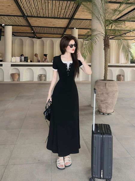Outfit đi Huế - Đầm maxi đơn sắc phối cùng sandal đế bệt và nón cói