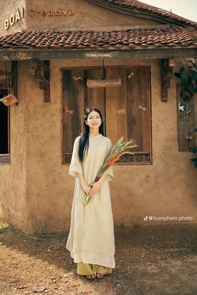 Outfit đi Huế - Áo dài cách tân kết hợp với quần suông cho ngày cảnh đẹp