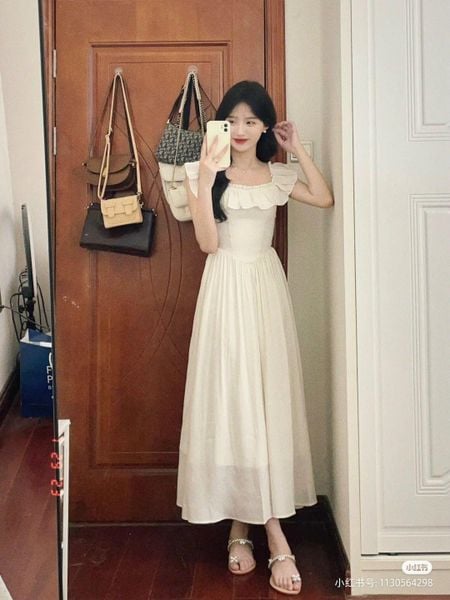 Outfit đi Huế - Đầm midi cổ vuông kết hợp với sandal quai mảnh