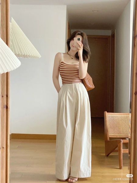 Outfit mùa hè - Áo tank top đi cùng quần ống rộng và sandal dây mảnh