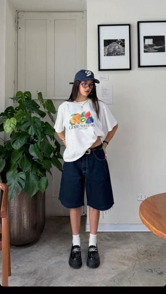 Outfit mùa hè - Áo thun form gọn kết hợp quần culottes và loafer nhẹ